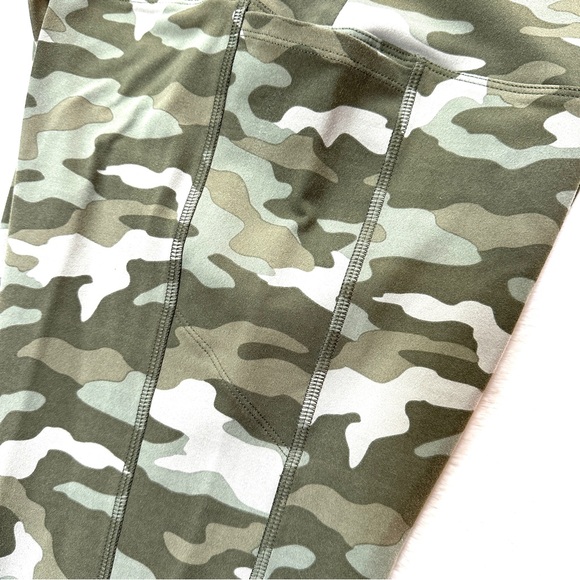 PINK Victoria's Secret Women’s Ultimate Camo Pocket Leggings - Picture 6 of 9